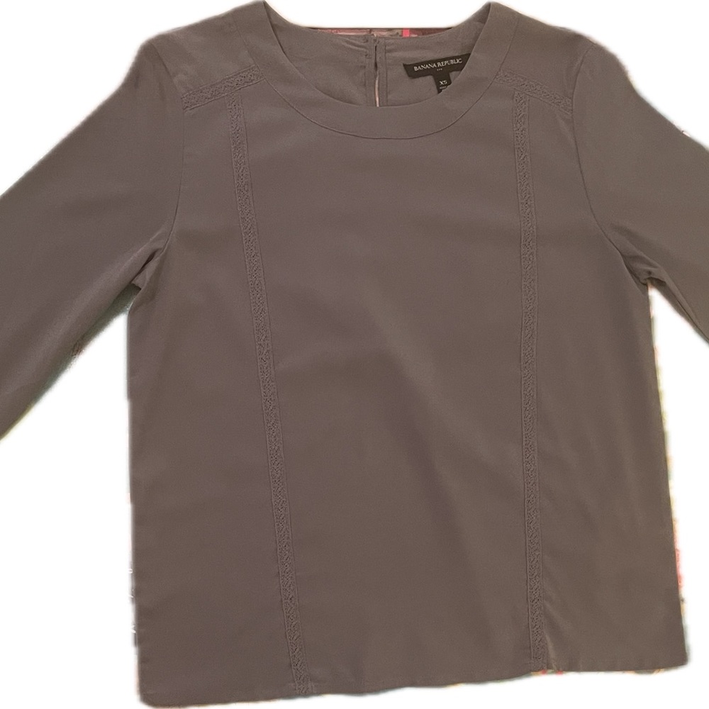 Banana Republic 3/4 Flounce Sleeve Gray Blouse. Size XS